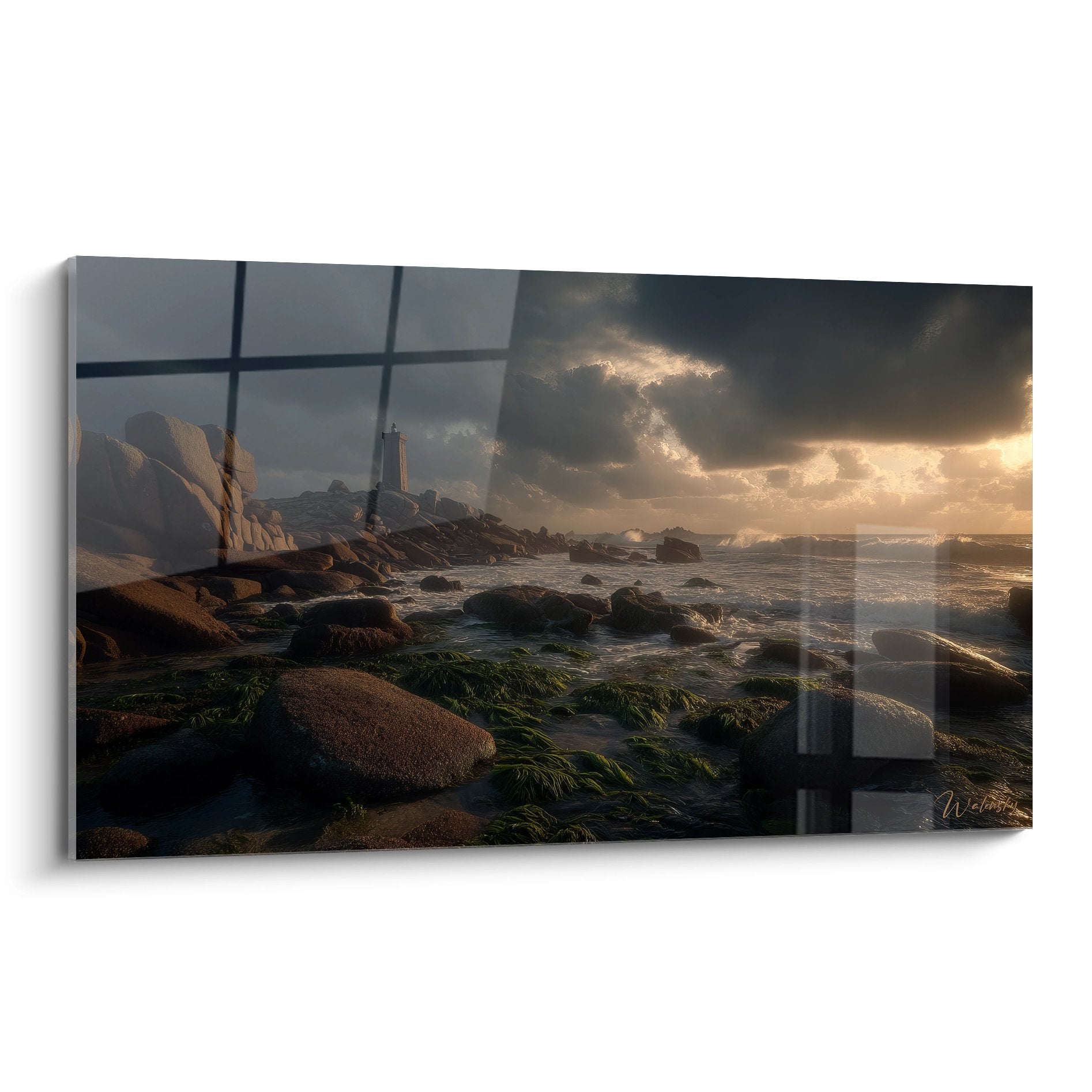 Tableau phare côtier sur rochers dorés au crépuscule avec vagues et ciel dramatique