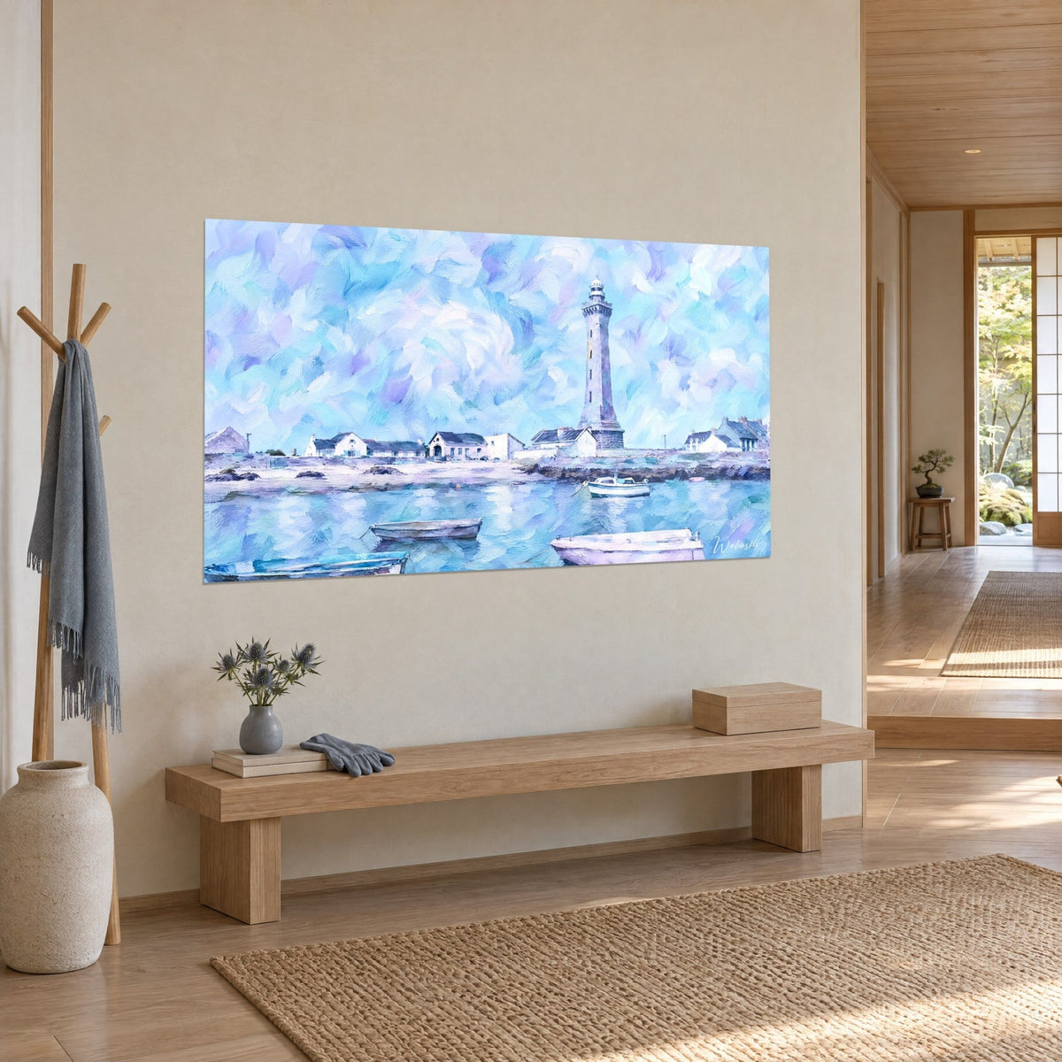 Quadro di una slanciata torre di granito che domina case bianche, riflessi turchesi e malva sull'acqua, parete beige di un corridoio japandi