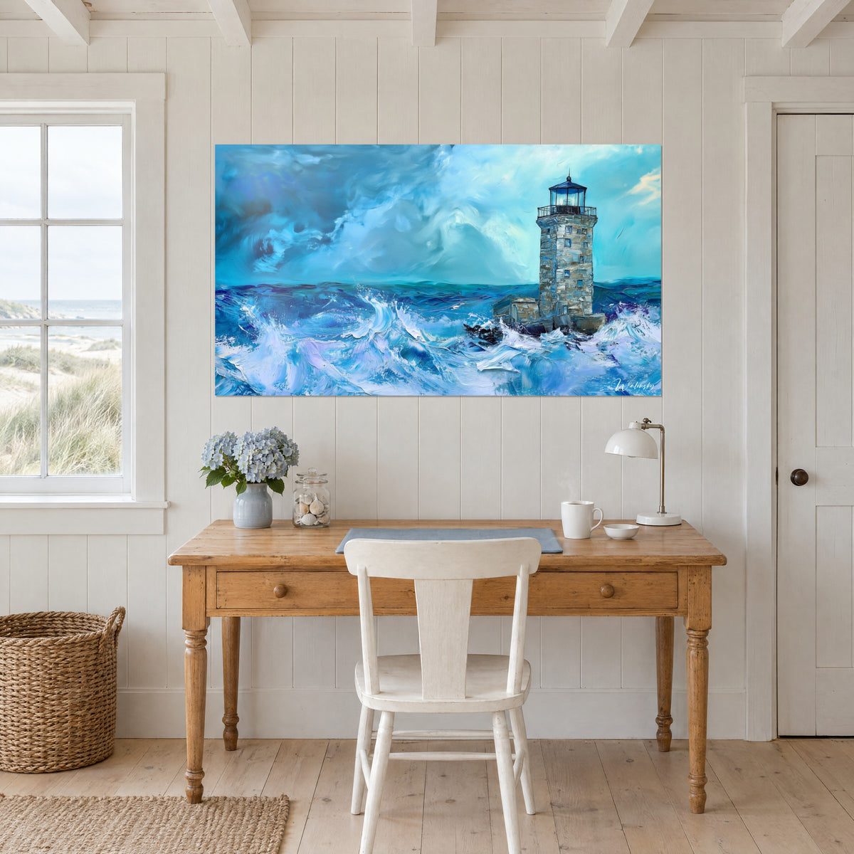 Cuadro baliza marítima de piedra sobre un fondo de nubes azul petróleo, olas espumosas color crema, colgado detrás de un escritorio de madera clara