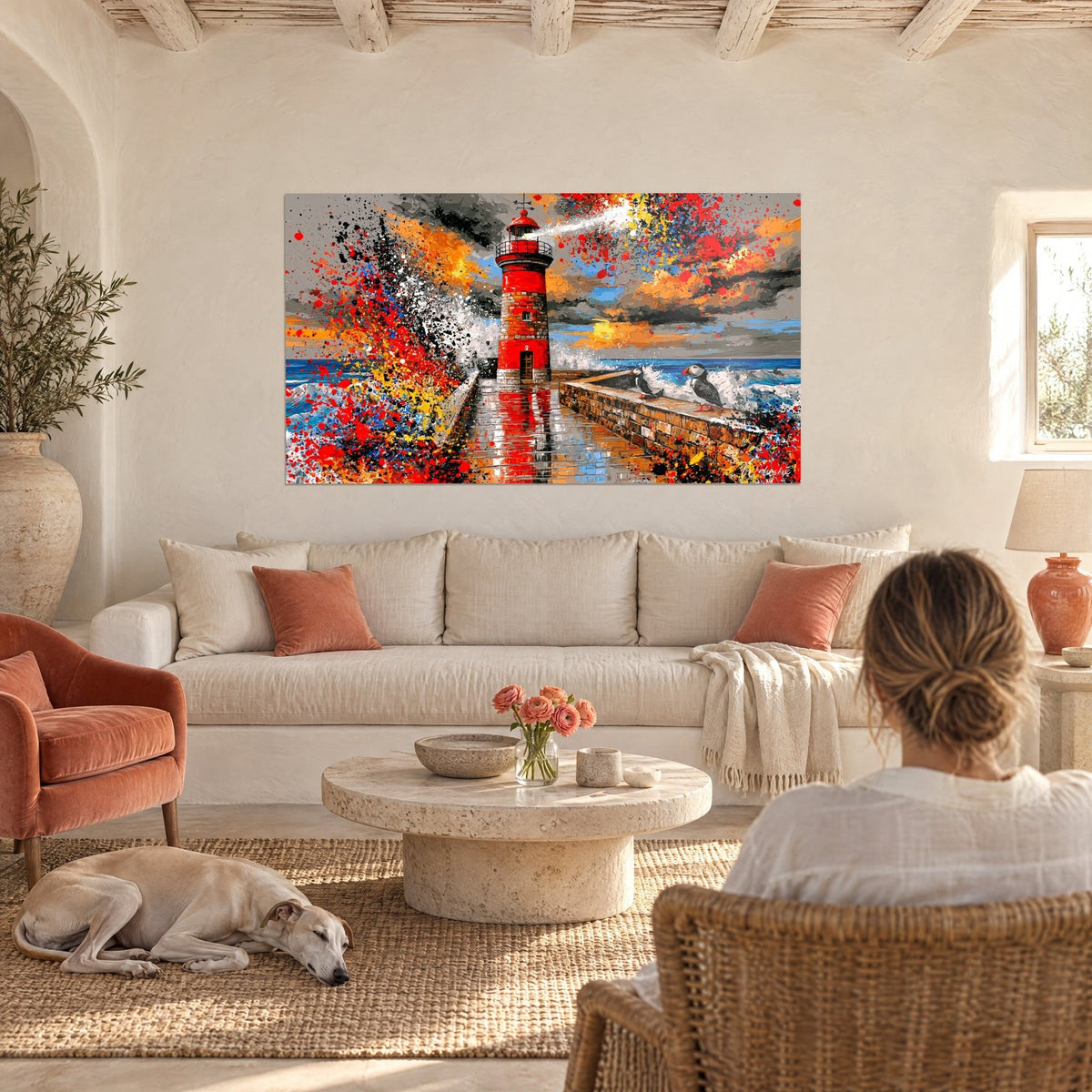 Tableau phare rouge sous un ciel orangé, jetée éclaboussée d'écume blanche, au-dessus d'un canapé dans un salon lumineux