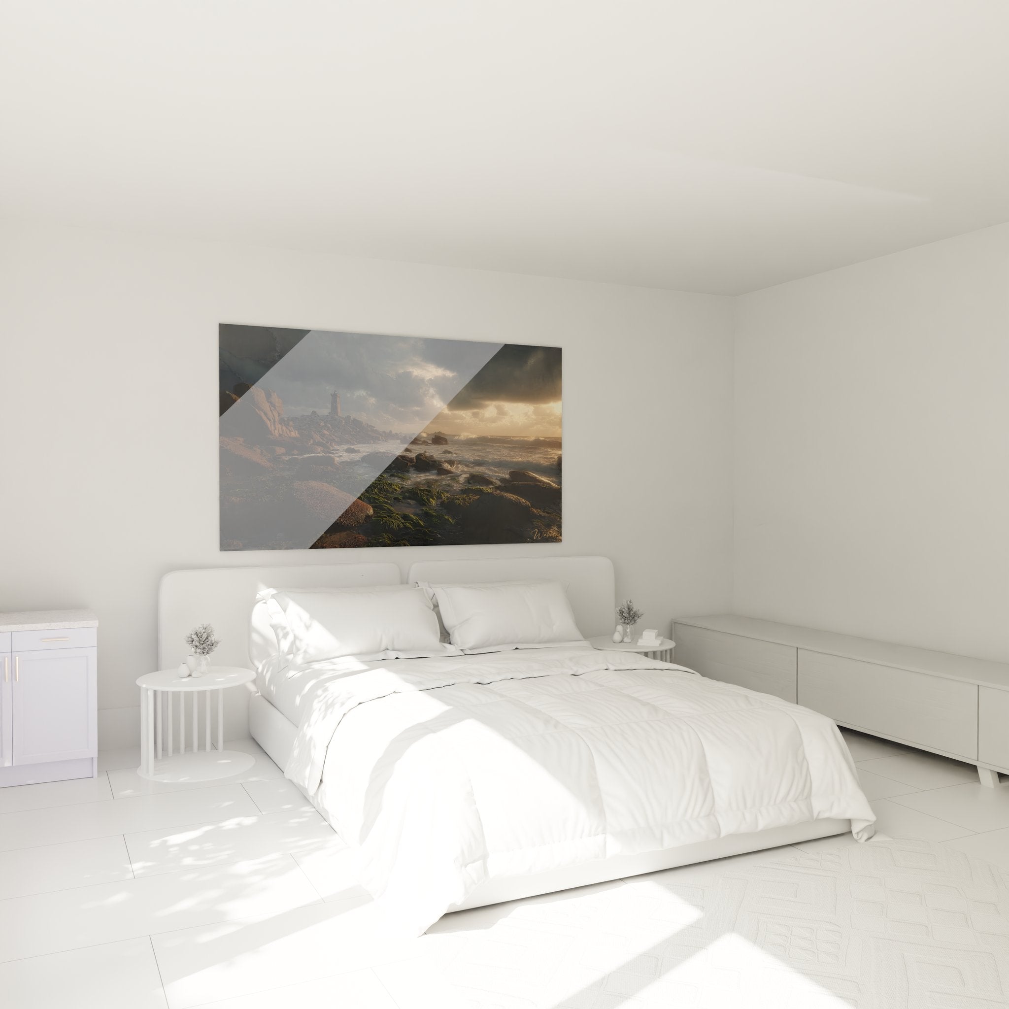 Tableau phare maritime doré décorant une chambre moderne avec ambiance côtière