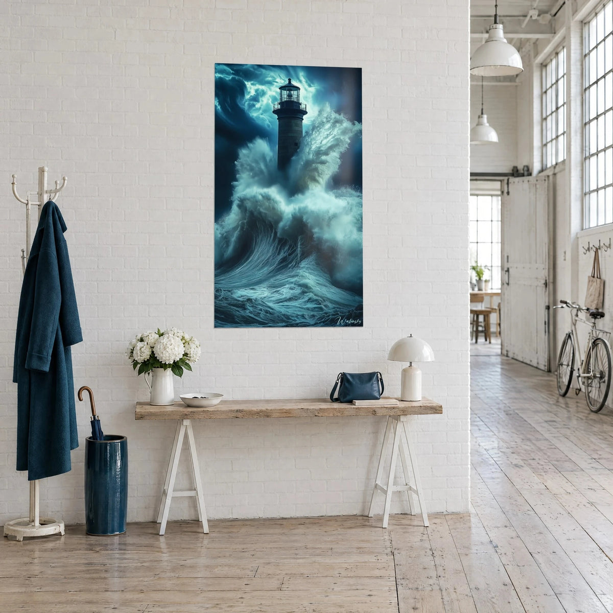 Tableau tour de guet noire coiffée d'une lanterne, gerbes d'écume blanche et nuages d'orage indigo, dans un loft d'artiste