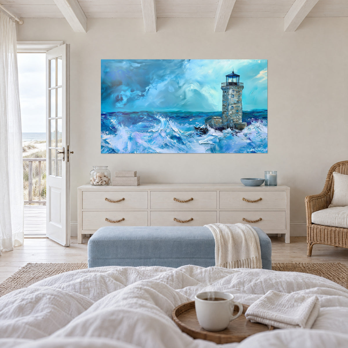 Cuadro guardián de las mareas, faro de piedra gris y oleaje azul ultramar con pintura gruesa, sobre una cama en un dormitorio luminoso