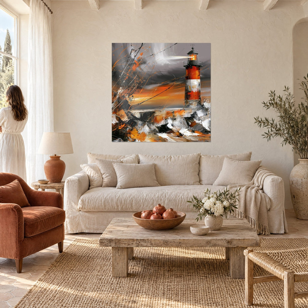 Tableau phare à bandes rouges et blanches sous un ciel gris orageux, faisceau orangé, mise en scène au-dessus d'un canapé dans un salon lumineux