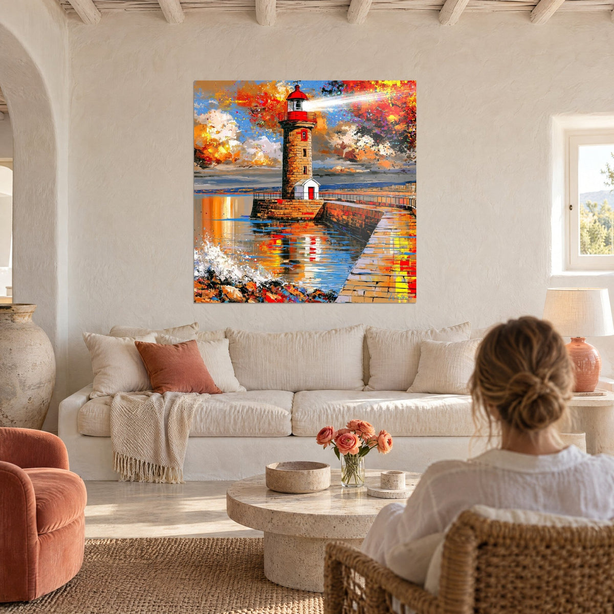 Tableau phare de brique rouge et or, faisceau blanc sur ciel orangé, une femme de dos, au-dessus d'un canapé dans un salon lumineux