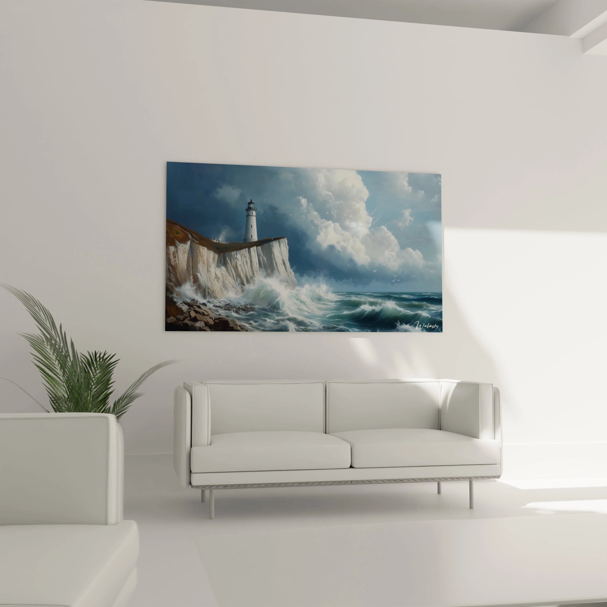 Tableau côtier présentant un phare blanc sur un promontoire de falaises calcaires, avec des vagues écumeuses en mouvement, baigné dans une lumière naturelle filtrée par d'imposants nuages volumétriques blancs et gris-bleu.
