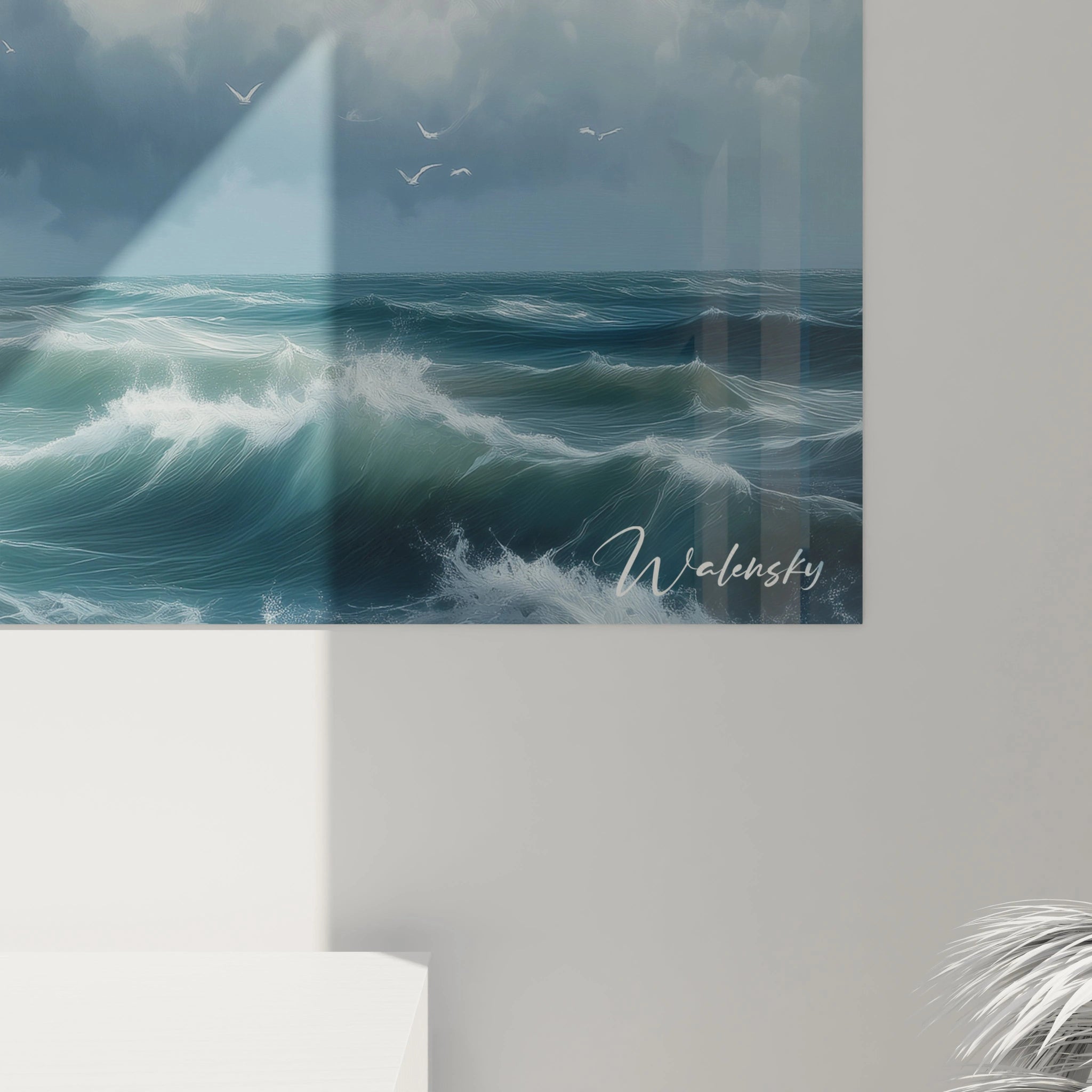 Tableau de phare sur falaises blanches vertigineuses, avec une mer déchaînée aux tons bleu profond et turquoise, capturant le mouvement des vagues qui s'écrasent contre les rochers, sous un ciel dramatique aux nuages volumineux.
