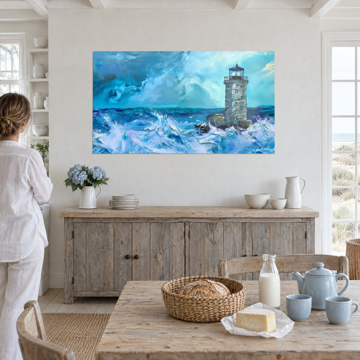 Cuadro torre de señales de granito alzada en la tormenta, espuma lavanda y cielo turquesa, mujer de blanco de espaldas junto a una mesa de desayuno