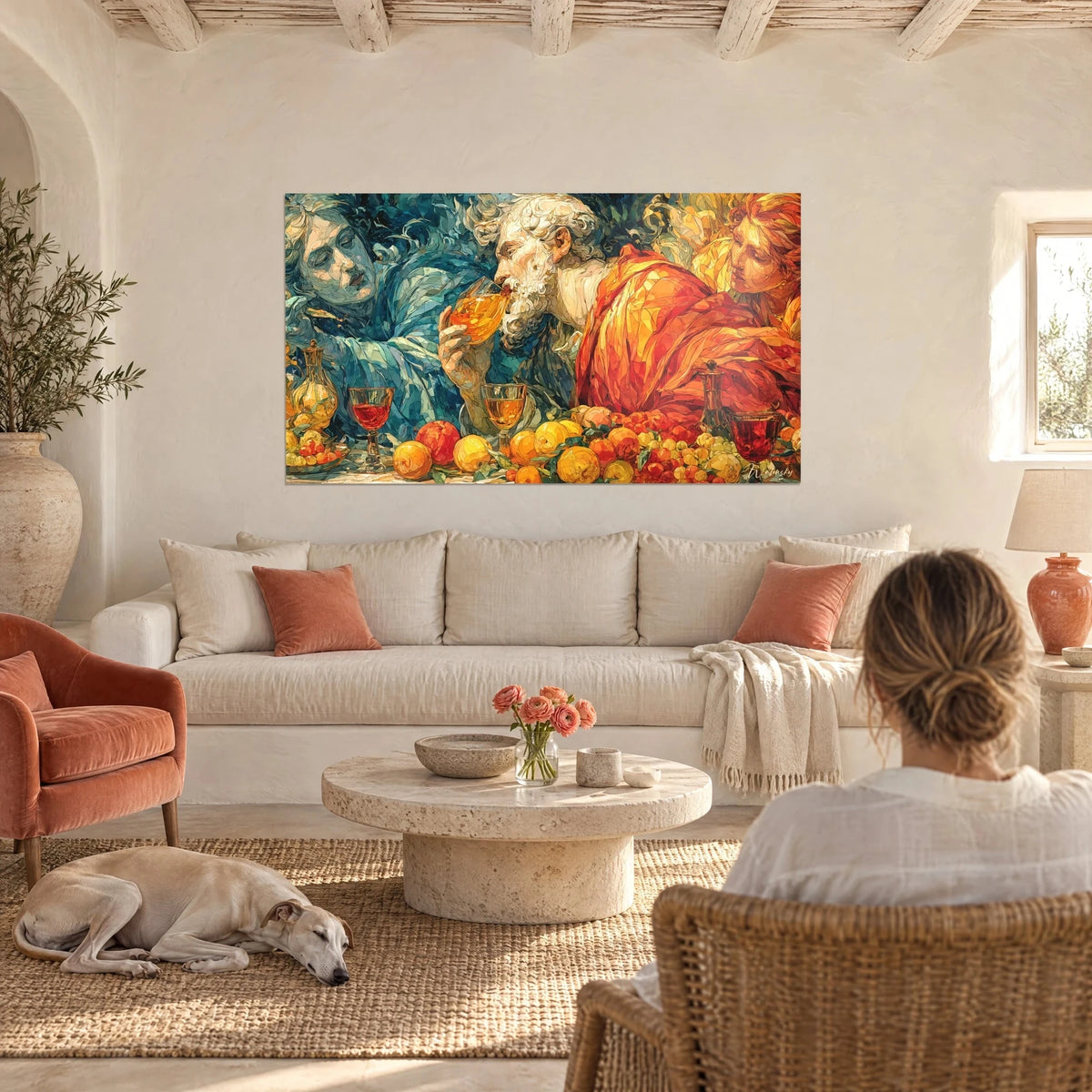 Tableau vieillard barbu buvant un nectar ambré, drapé orange et bleu sarcelle, au-dessus d'un canapé dans un salon lumineux