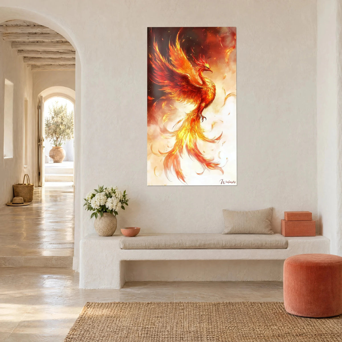 Quadro dell'uccello di fuoco mitico, coda di fiamme giallo dorato su sfondo avorio, vista di tre quarti in una casa mediterranea