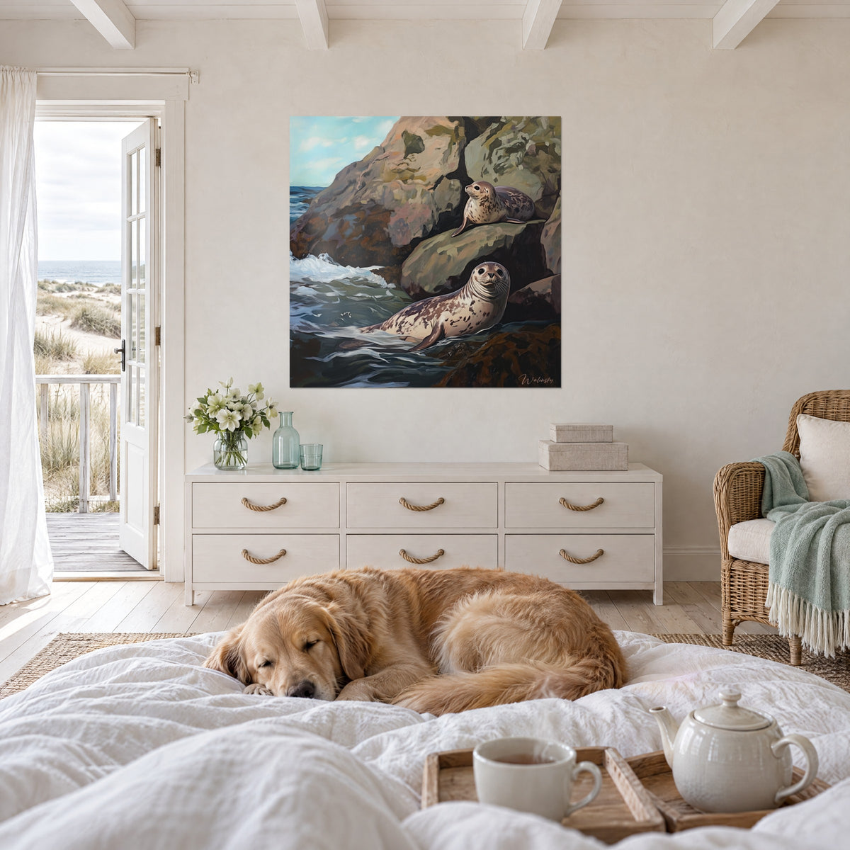 Schilderij zeezoogdieren met witte snorharen, olijfgroene rots en blauwgrijs water, liggende retriever, boven een bed in een lichte slaapkamer