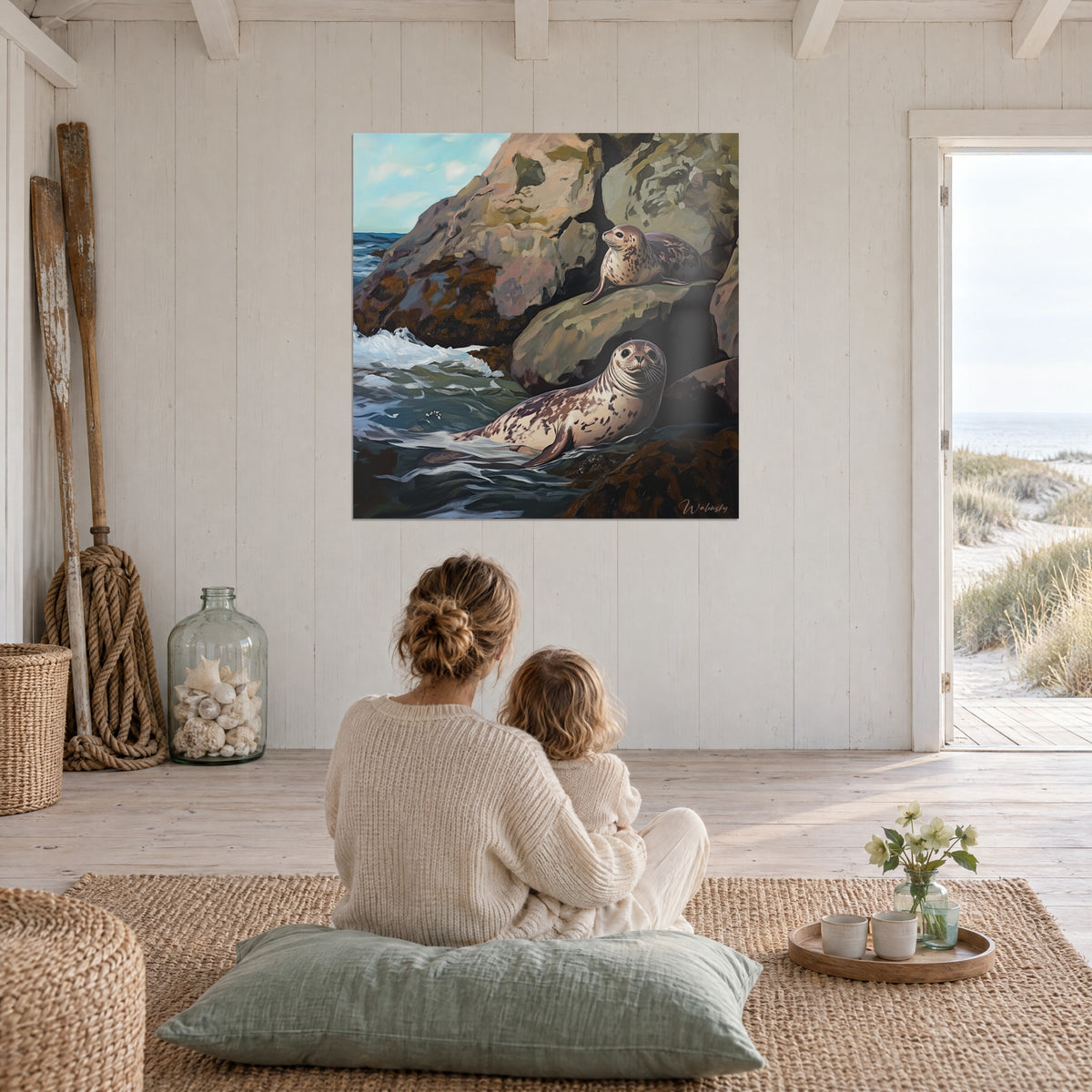 Schilderij twee rustige zeehonden op een gouden rots, donkergroene golven, moeder en kind van achteren zittend op een salieqroen kussen