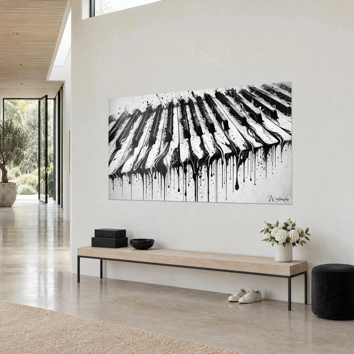 Schilderij smeltend toetsenbord in zwarte inkt op crèmewit achtergrond, spatten en druppels, opgehangen boven een bank van licht hout