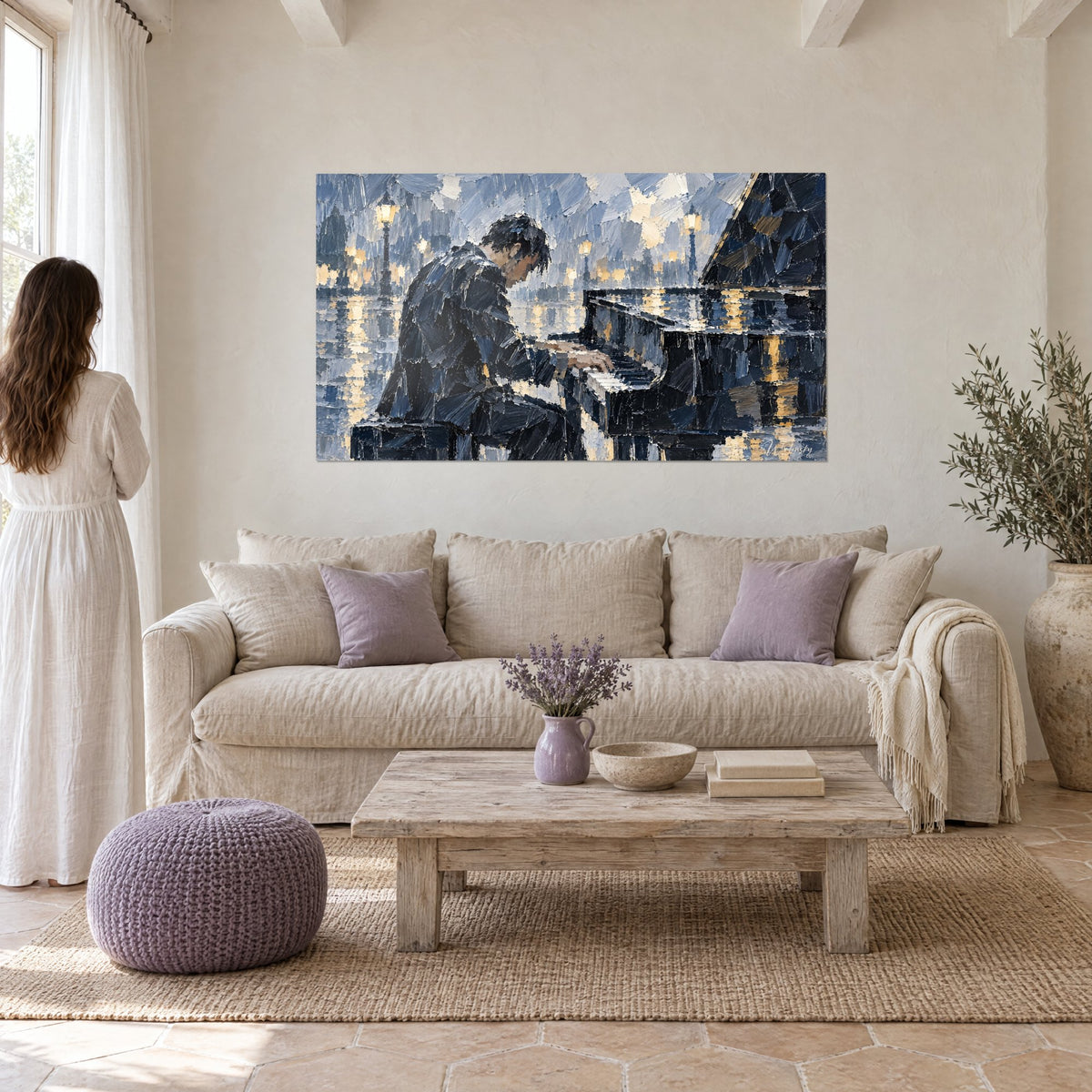 Tableau pianiste en veste sombre sur un quai pluvieux, gris acier et ocre doré, couple de dos, au-dessus d'un canapé dans un salon lumineux