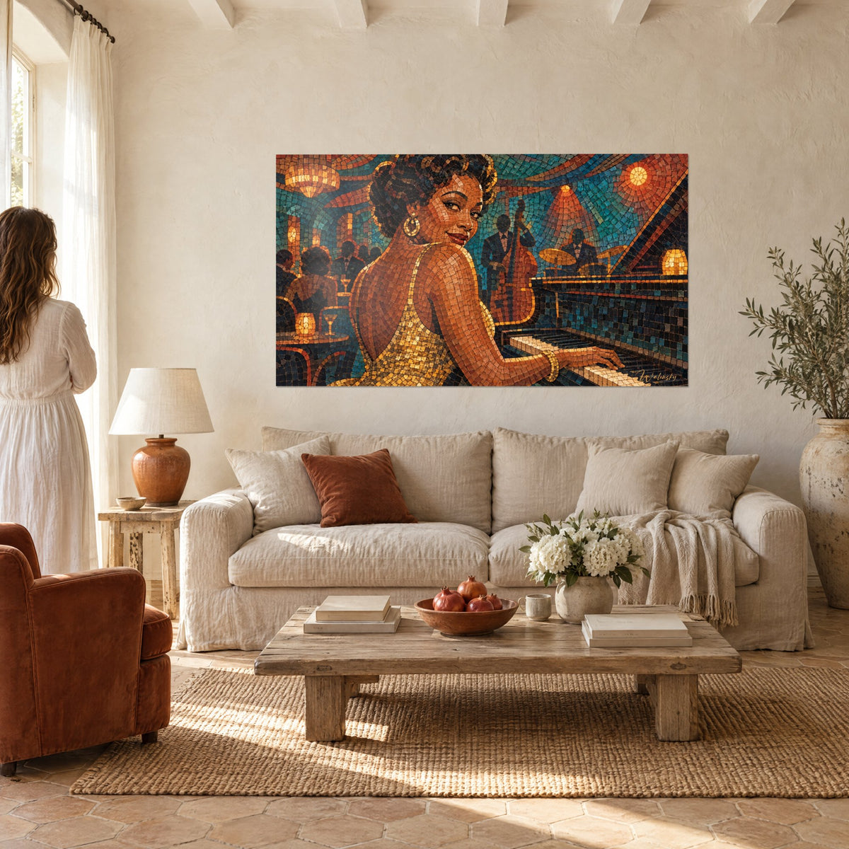 Tableau pianiste en robe dorée à paillettes, sourire en coin, clavier ivoire et fond bleu nuit, au-dessus d'un canapé dans un salon lumineux