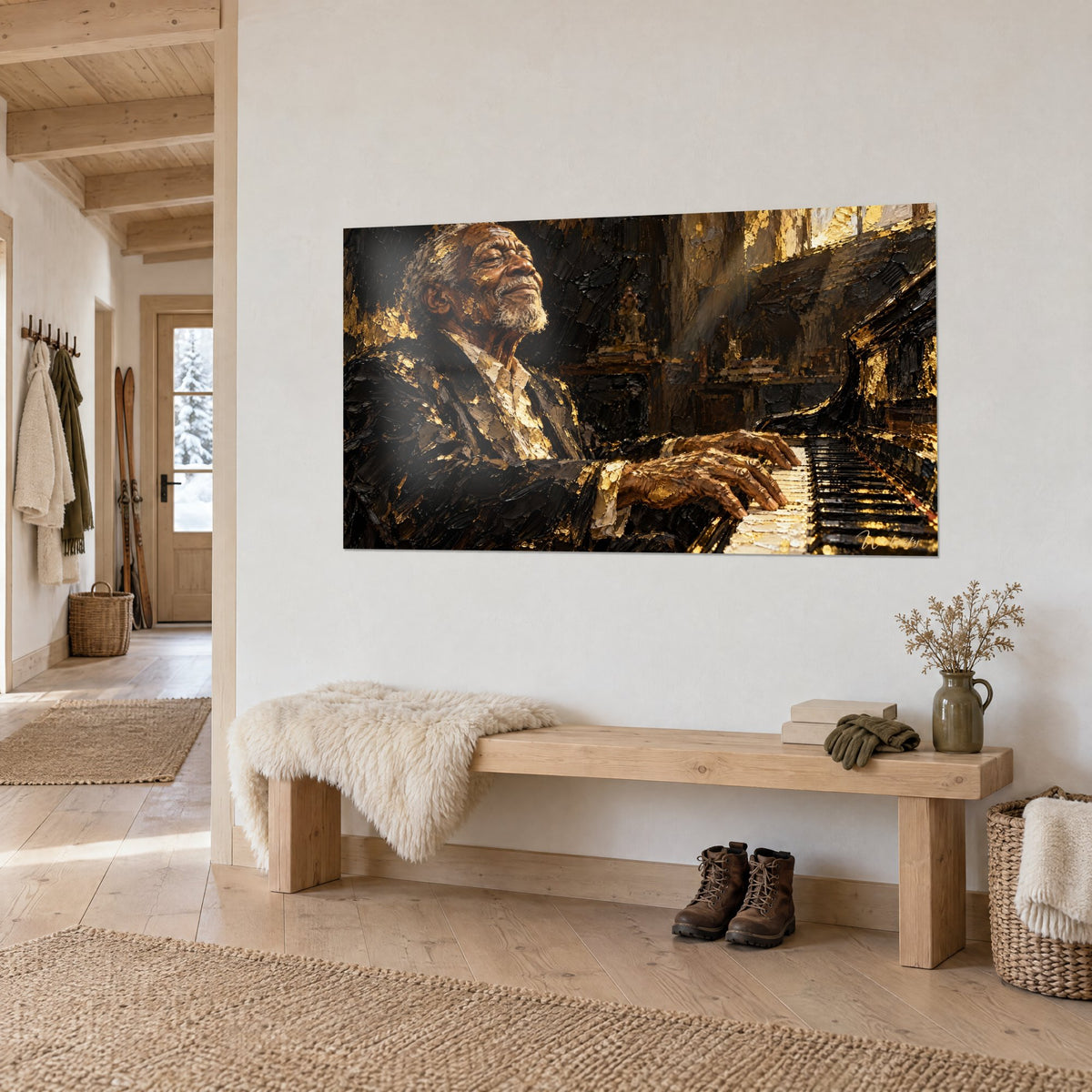 Tableau vieil homme souriant à la veste dorée, empâtements de peinture noire et or, vu de trois-quarts dans une entrée en bois clair
