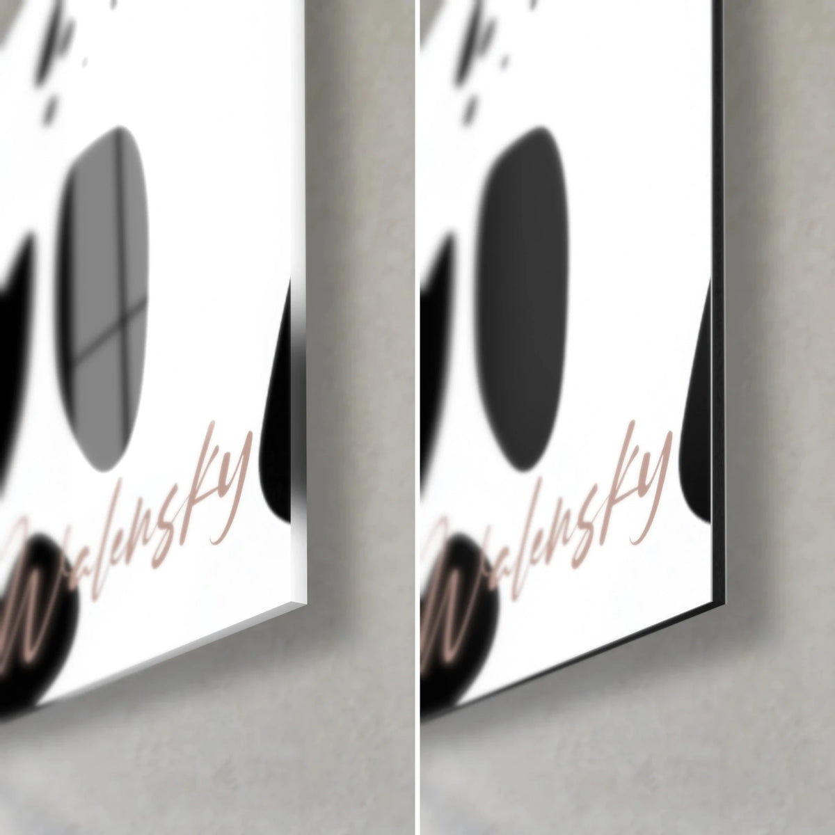 Quadro con ciottoli neri su fondo bianco, firma rosa cipria, angolo in basso a destra in vetro lucido e Dibond opaco, bordo nero di 3 mm