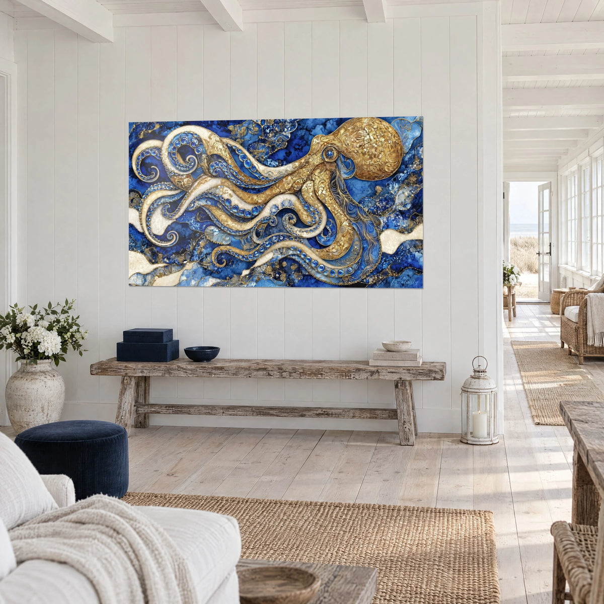 Schilderij kraken gegraveerd met gouden arabesken en ivoorkleurig parelmoer op diep blauw, opgehangen boven een houten bankje in een lichte gang
