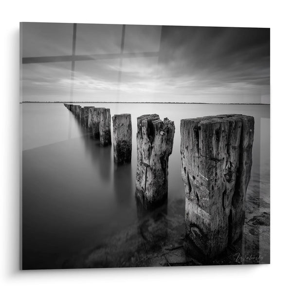 Tabla de pilotes de madera en el agua - Meditación Marina - Edición paisaje blanco y negro