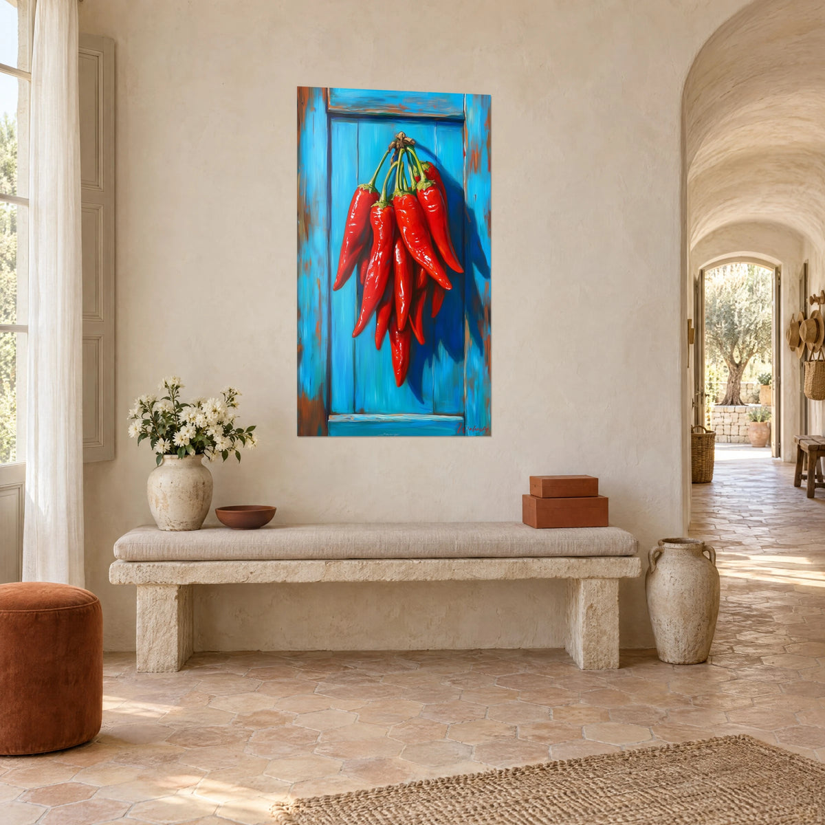 Tableau bouquet de piments écarlates suspendus, ombre bleu nuit sur bois azur, mur crème d'un couloir voûté en pierre claire