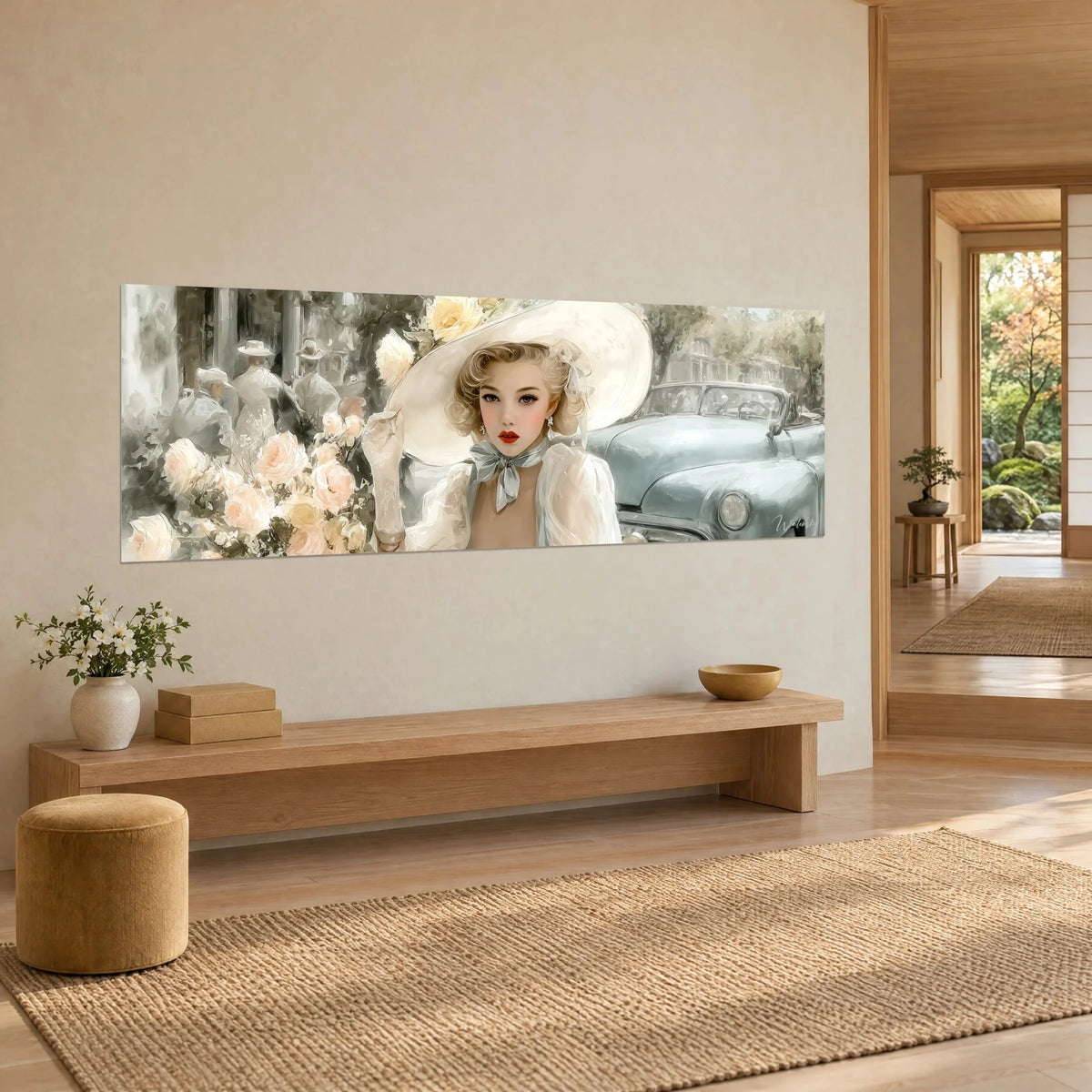 Tableau élégante blonde au foulard bleu-gris, large chapeau ivoire orné de roses, voiture ancienne derrière, vue de trois-quarts sur un mur beige