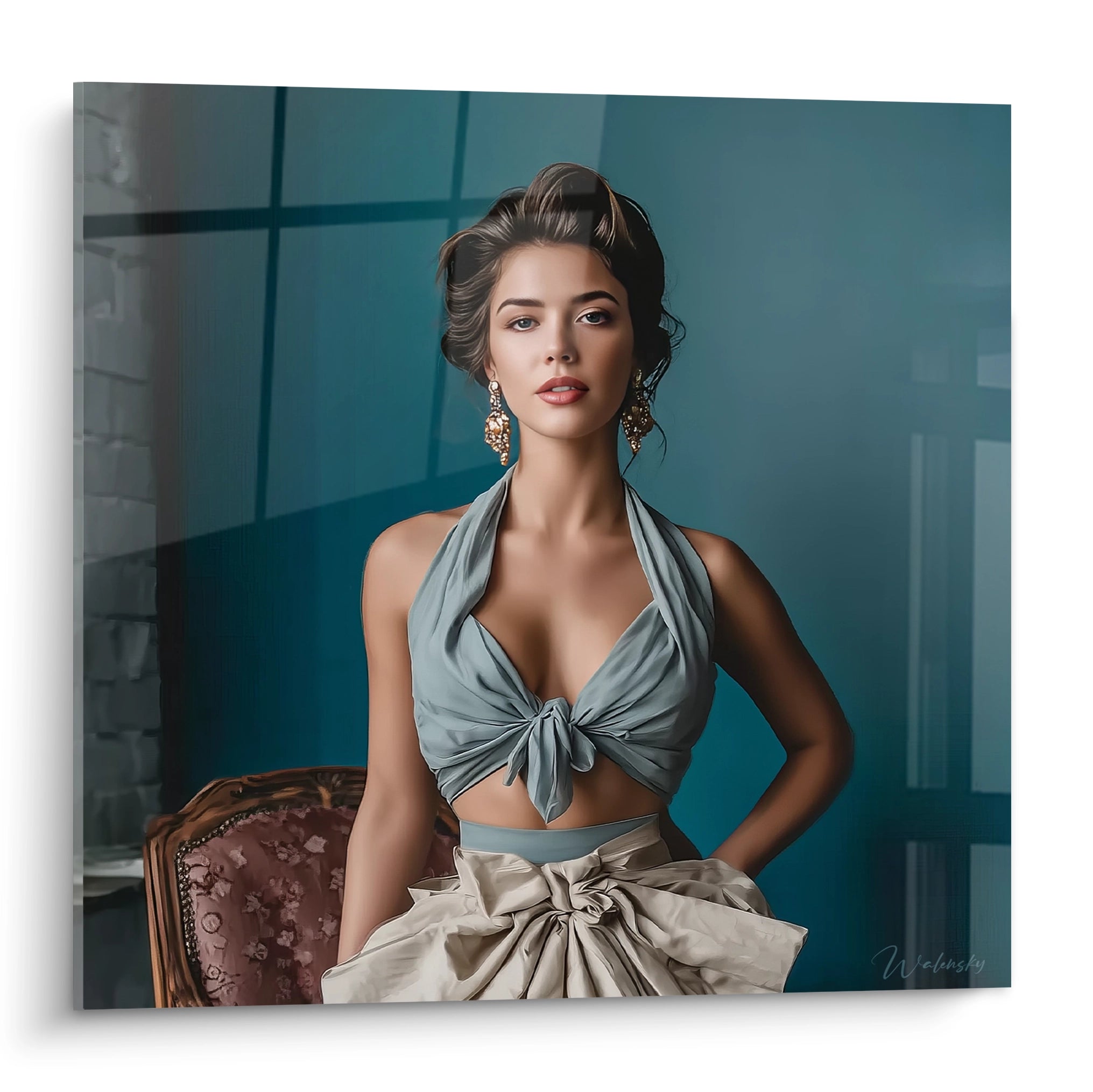 Tableau mural pin-up chic avec une femme élégante en tenue vintage et un fond artistique.