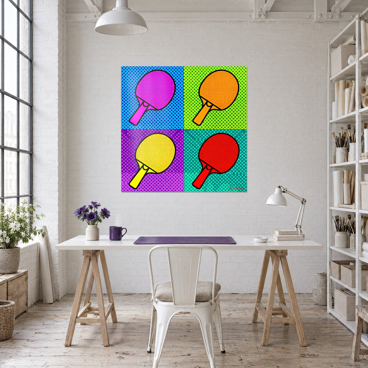 Πίνακας με δίδυμο από ρακέτες pop art πορτοκαλί και κίτρινο, σχέδιο από μπλε και πράσινες τελείες, κρεμασμένος πίσω από λευκό γραφείο ατελιέ λοφτ
