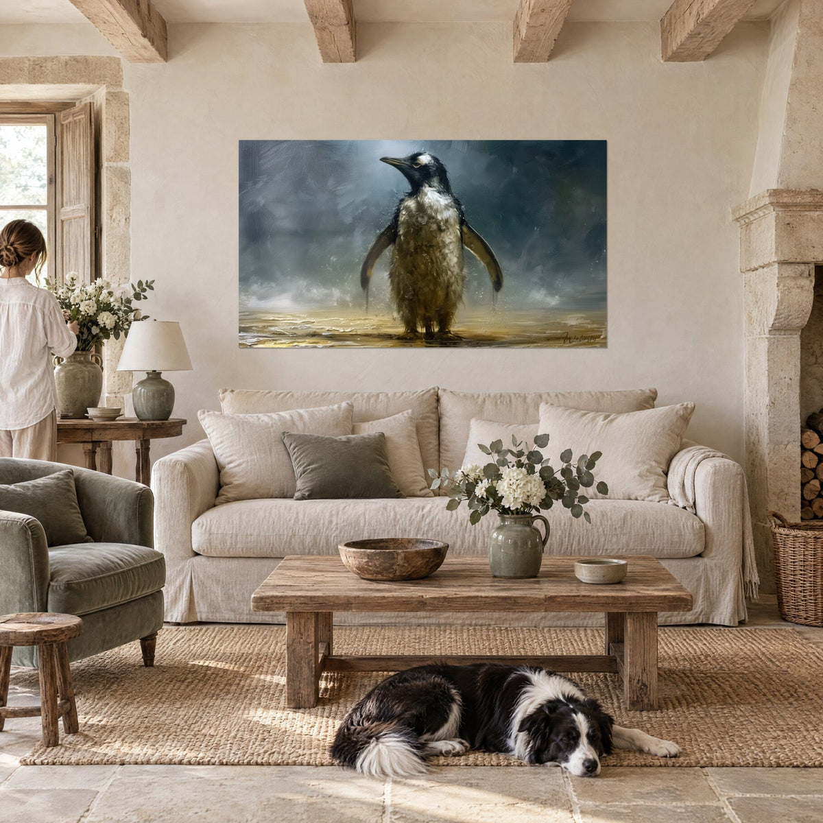 Quadro di pinguino con piumaggio bagnato dorato e nero, ali aperte su una foschia grigio-azzurra, sopra un divano in un soggiorno luminoso