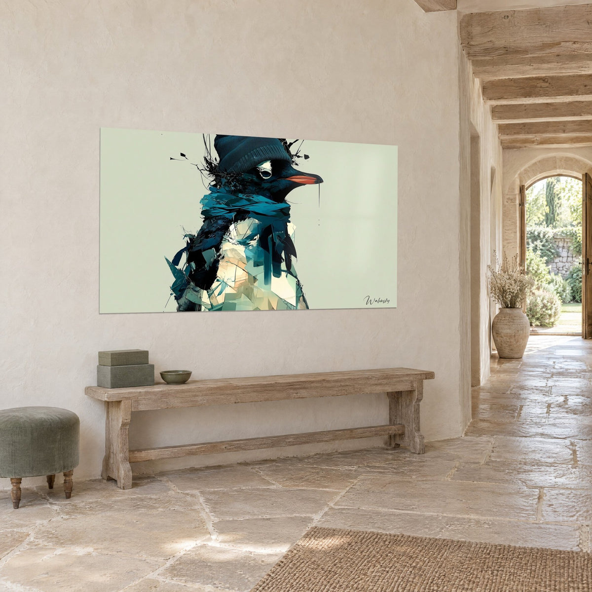 Quadro pinguino grafico con becco arancione e occhio cerchiato di bianco, sfondo verde salvia, su una parete di pietra chiara in una casa di campagna