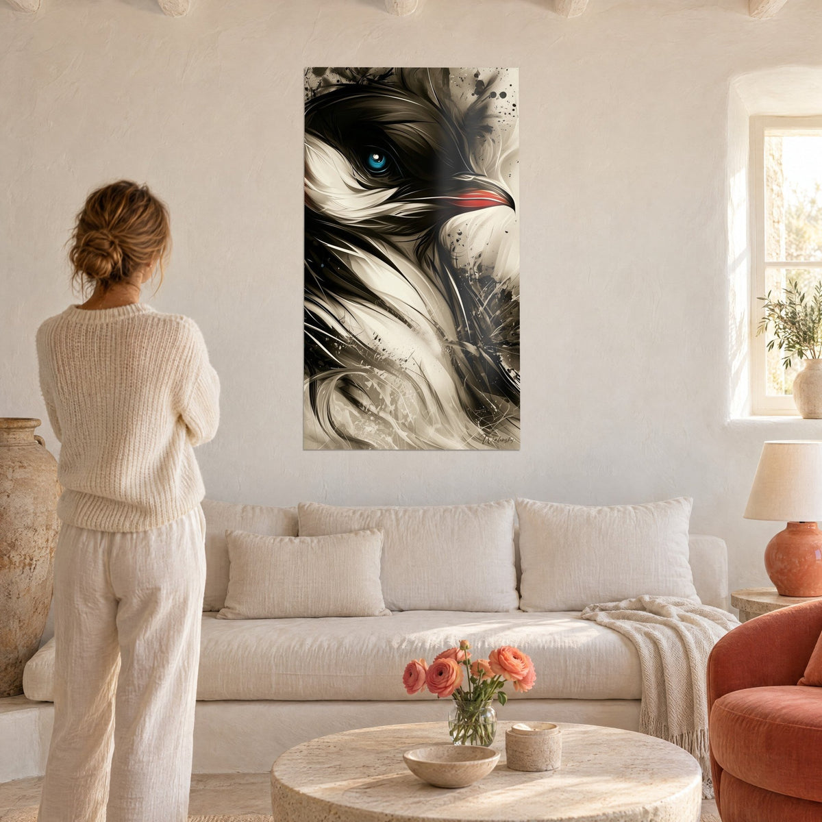 Schilderij pinguïn met turquoise blauw oog en rode snavel, zwart en crème verenkleed met spatten, boven een bank in een lichte woonkamer