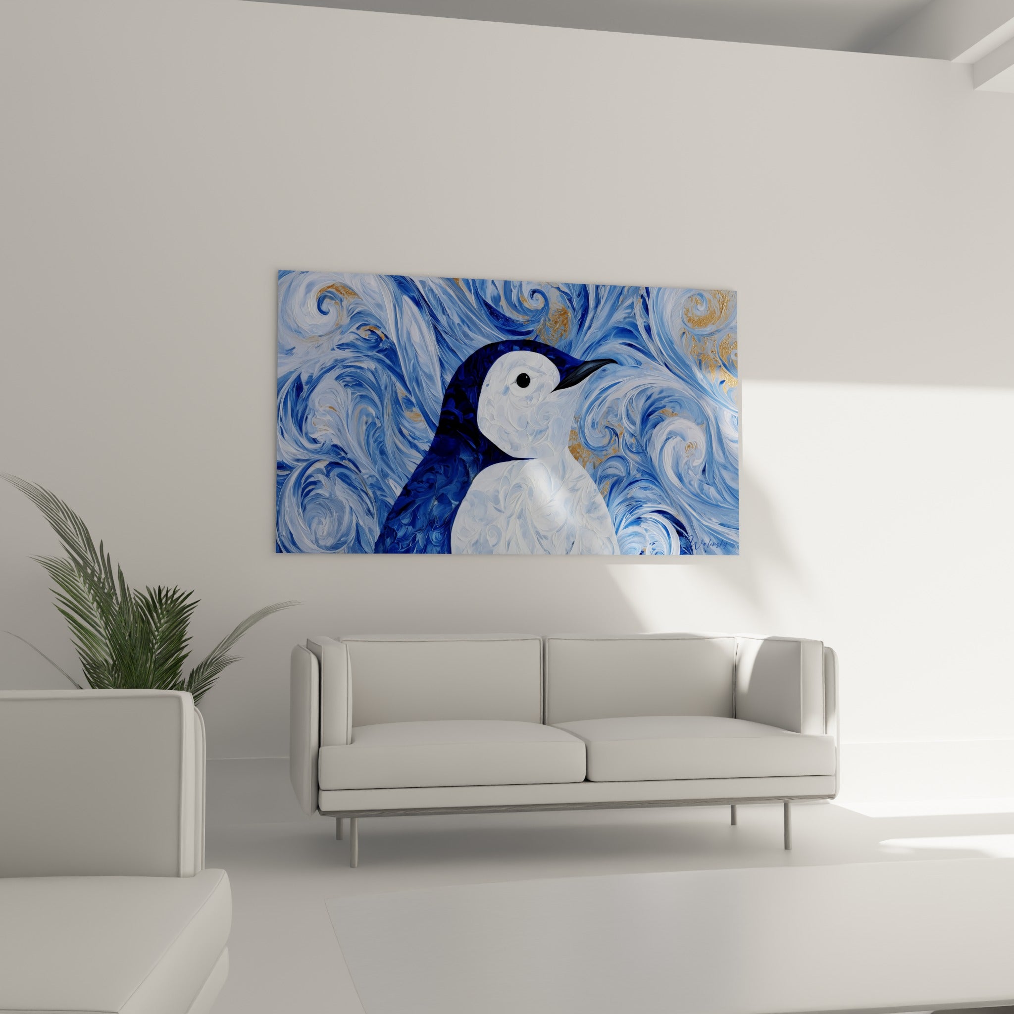 Oiseau polaire bleu nuit et ivoire aux motifs enroulés, suspendu au-dessus d'un canapé dans un salon lumineux