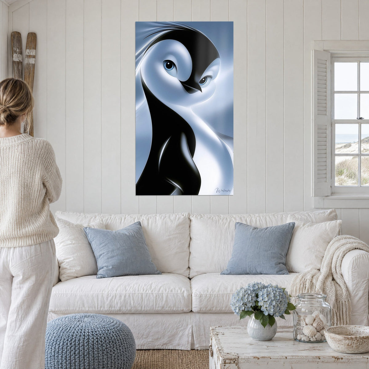 Gemälde Pinguin mit glatten Linien, pechschwarz und gletscherblau, stahlblicker Blick, über einem Sofa in einem hellen Wohnzimmer