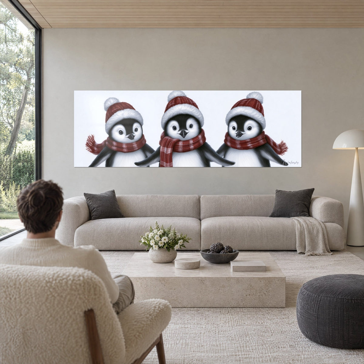 Schilderij trio van babypinguïns met rode en witte bommelmutsen, geruite sjaals, parelgrijze achtergrond, boven een bank in een lichte woonkamer
