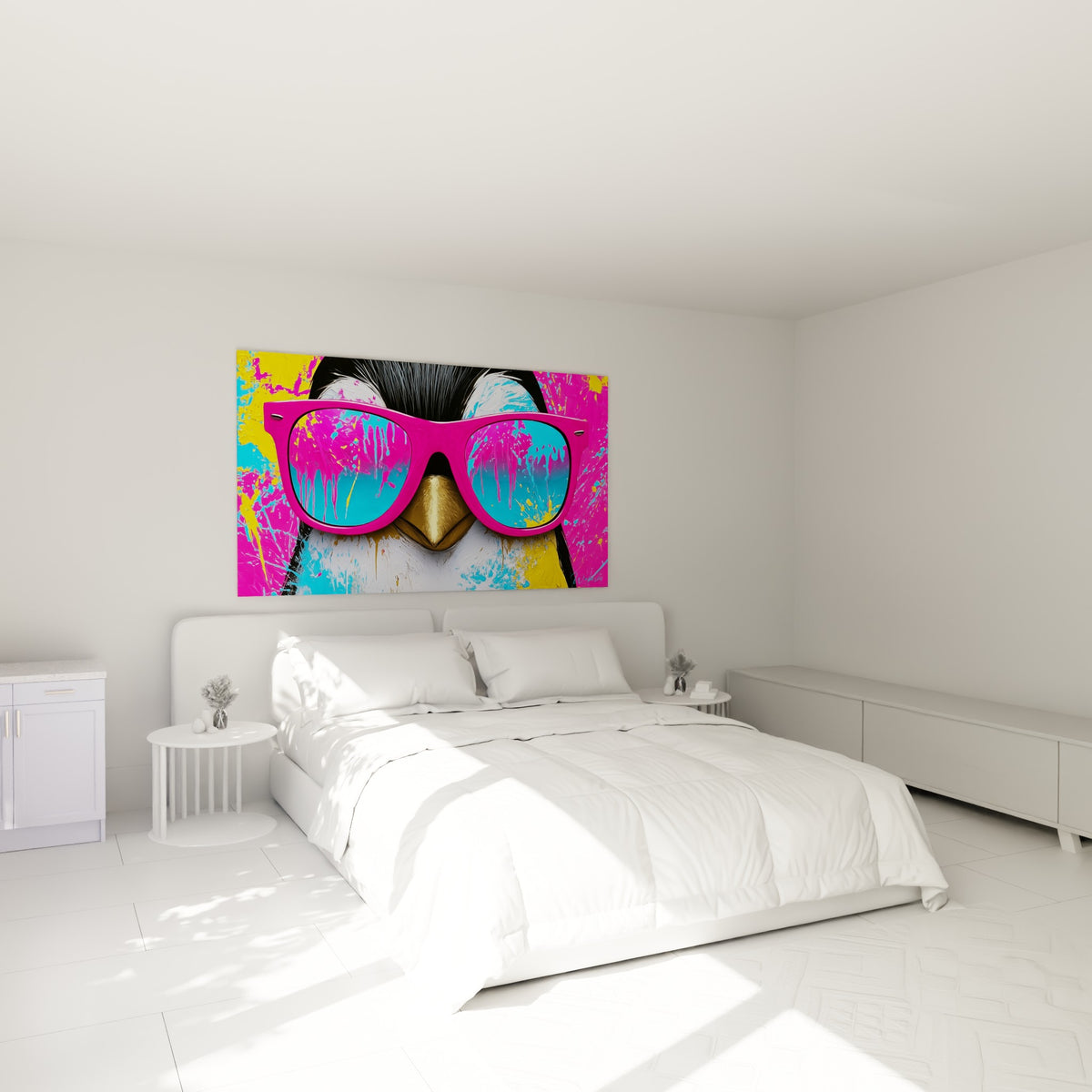 Bec doré et lunettes roses du pingouin pop art accrochées au-dessus d'un lit dans une chambre claire