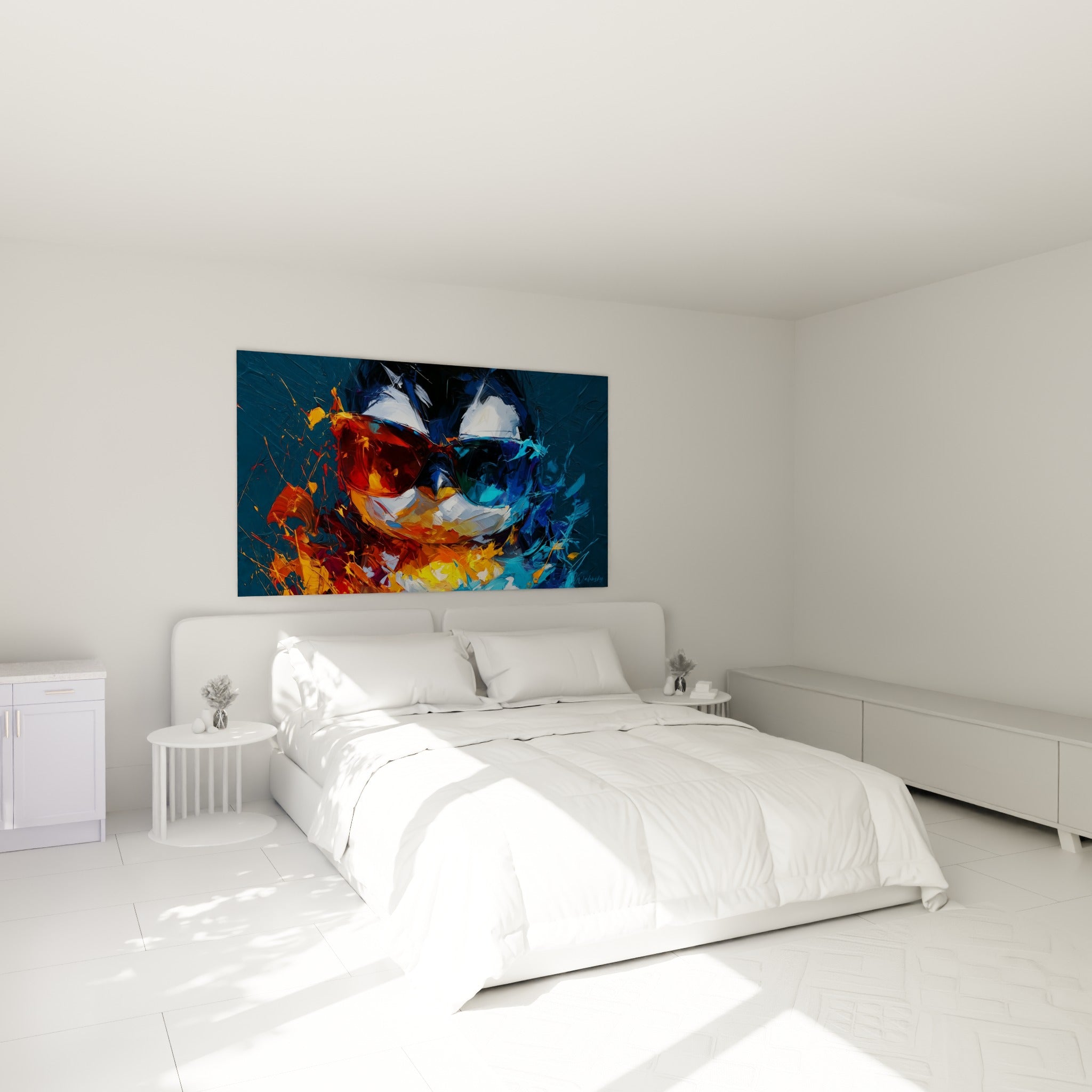 Lunettes ambrées et bec orangé du pingouin peint, accroché au-dessus d'un lit dans une chambre claire