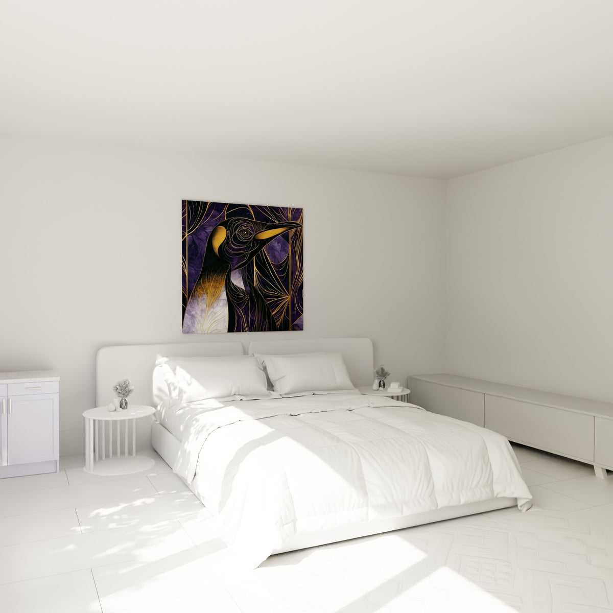 Pingouin violet et doré aux traits graphiques, œil perçant, accroché au-dessus d'un lit dans une chambre claire