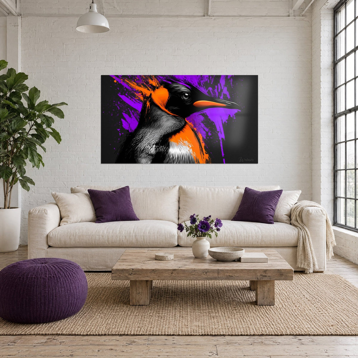Gemälde Königspinguin mit orangefarbenen und violetten Spritzern auf anthrazitfarbenem Hintergrund, über einem Sofa in einem hellen Wohnzimmer