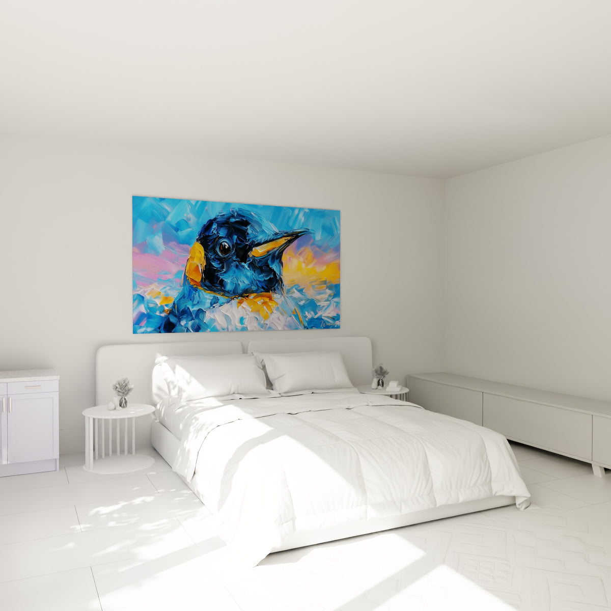 Regard intense d'un pingouin bleu et doré au-dessus d'un lit dans une chambre claire