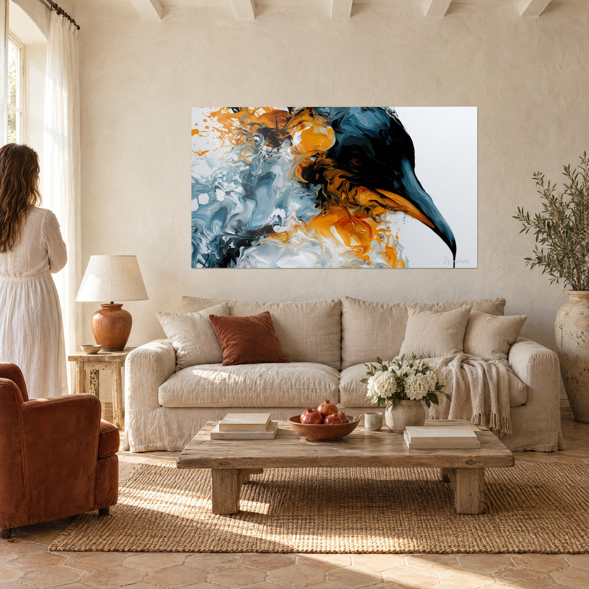 Tableau manchot au bec orangé plongé dans des volutes de peinture bleu acier et blanc, au-dessus d'un canapé dans un salon lumineux