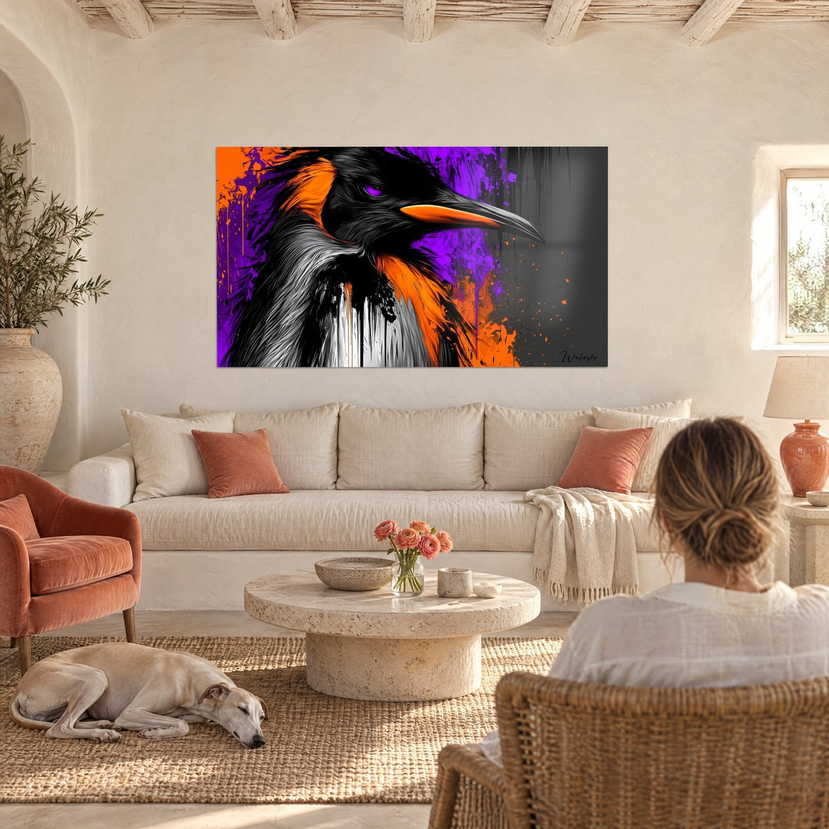 Gemälde Pinguin mit schwarz-orangefarbenem Gefieder, durchdringendes violettes Auge, Tintenspritzer, über einem Sofa in einem hellen Wohnzimmer