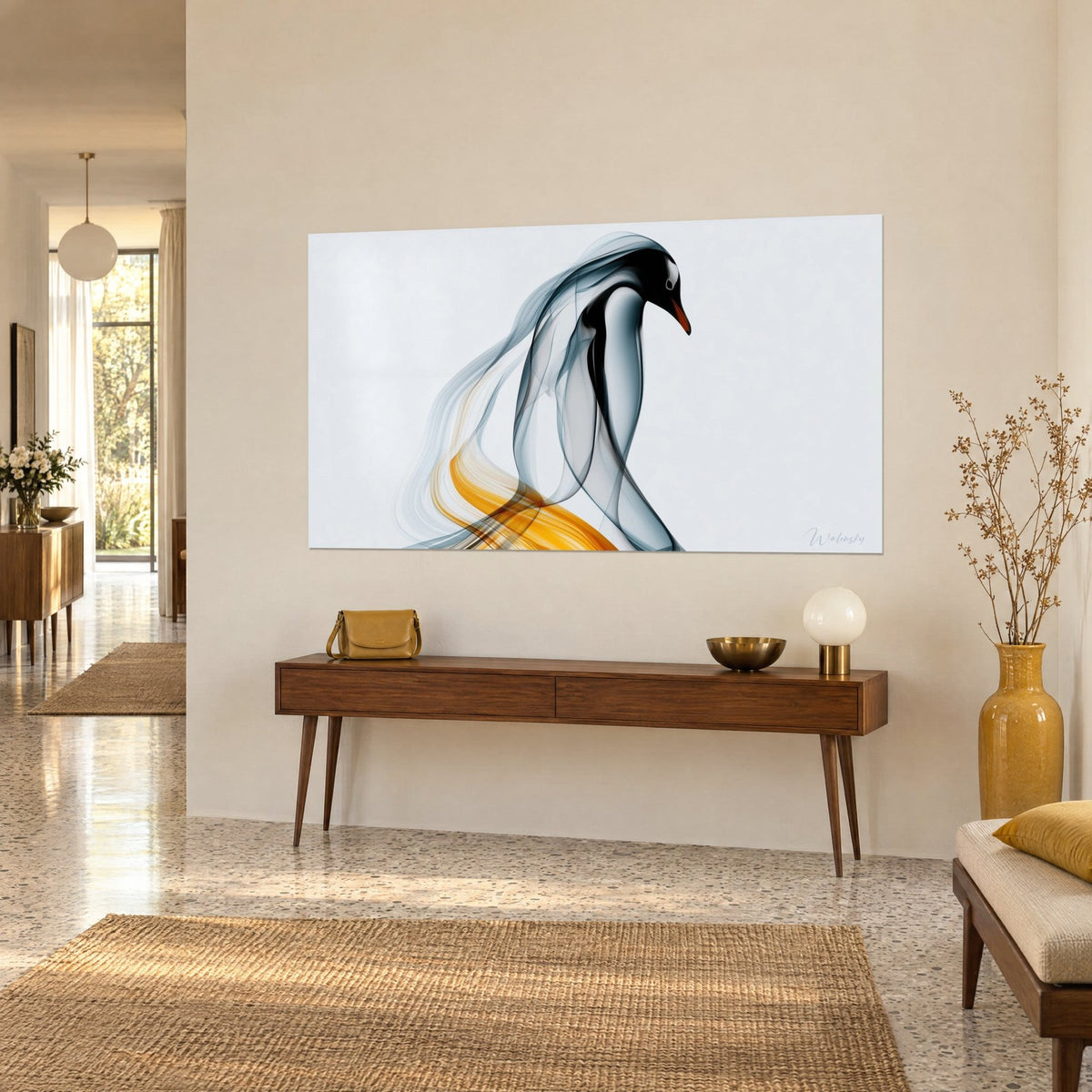 Tableau oiseau polaire aux volutes gris bleuté et traînée dorée, bec orange baissé, sur un mur beige, console de bois et vase jaune