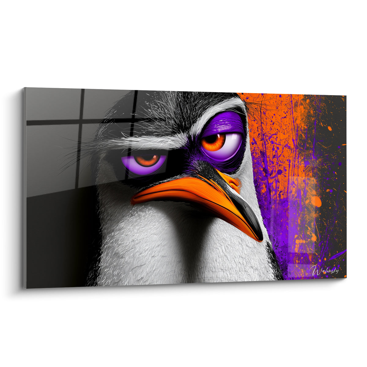 Pingouin au regard perçant, bec orange vif et yeux violets sur fond noir éclaboussé