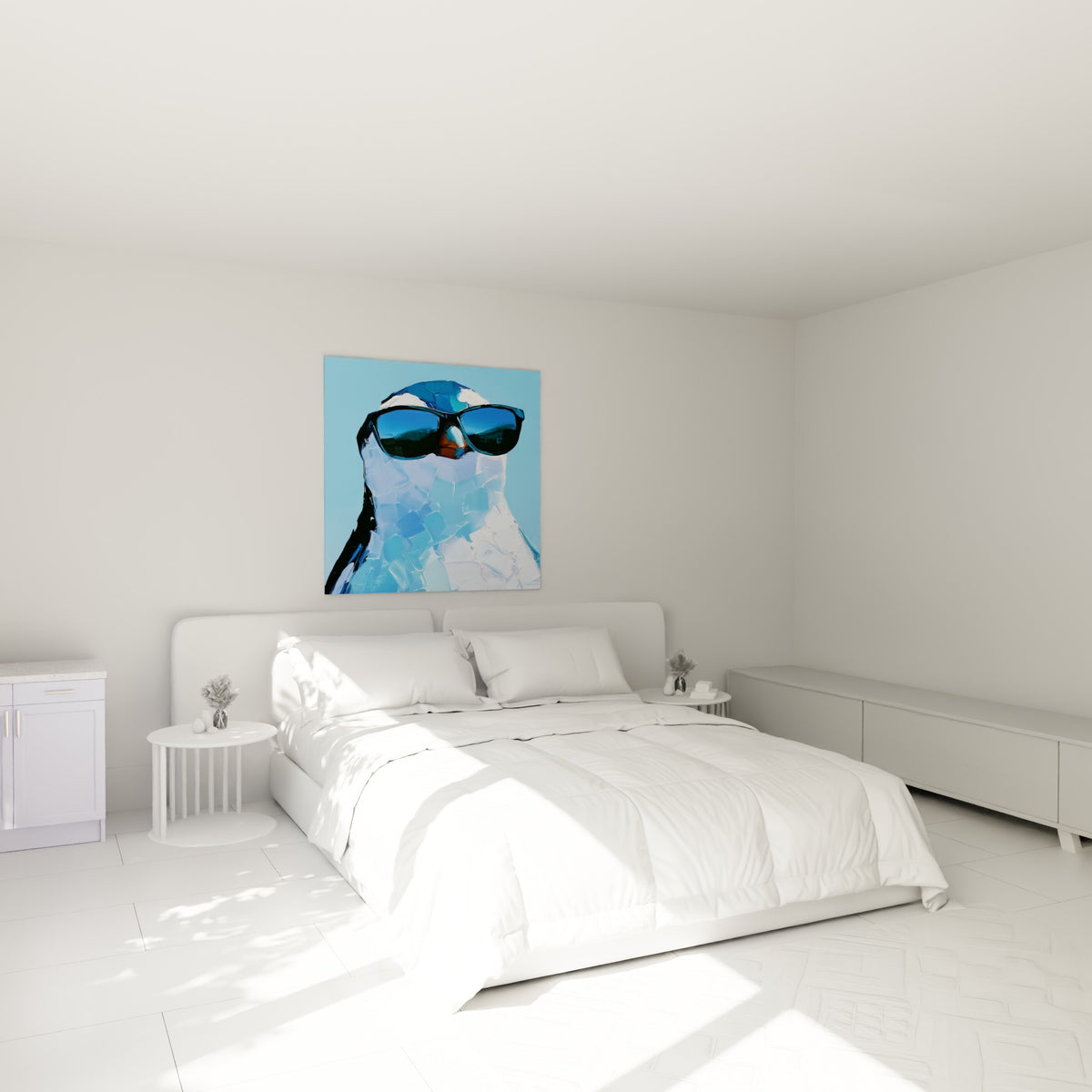 Bec orangé et plumage bleu ciel du pingouin à lunettes noires, accroché au-dessus d'un lit dans une chambre claire