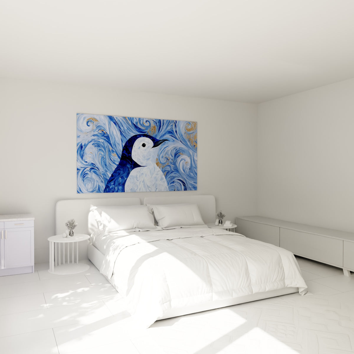 Pingouin bleu marine et blanc aux tourbillons dorés, accroché au-dessus d'un lit dans une chambre claire