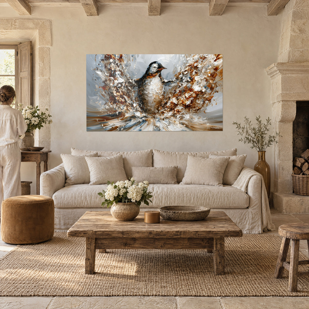 Schilderij pinguïn met uitgespreide vleugels, okerkleurige en witte spatten op parelgrijze achtergrond, boven een bank in een lichte woonkamer