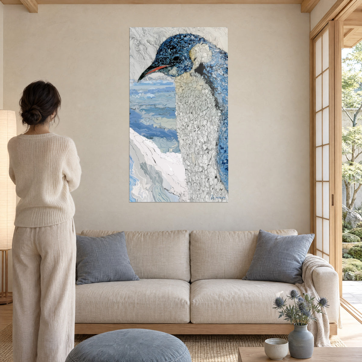Tableau manchot au plumage mosaïque bleu cobalt et blanc crème, bec corail, banquise pastel, au-dessus d'un canapé dans un salon lumineux