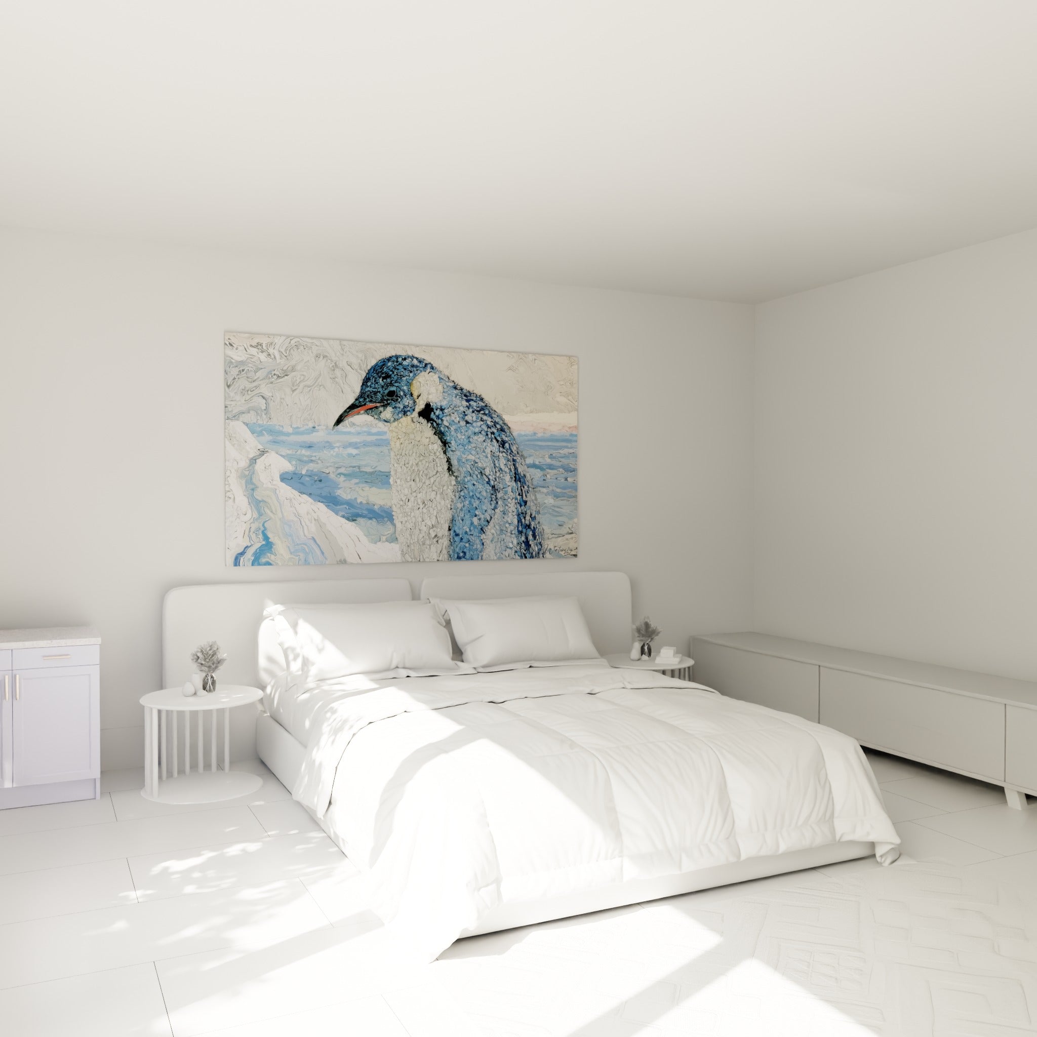 Silhouette de pingouin bleu et blanc éclatée en fragments, accrochée au-dessus d'un lit dans une chambre claire