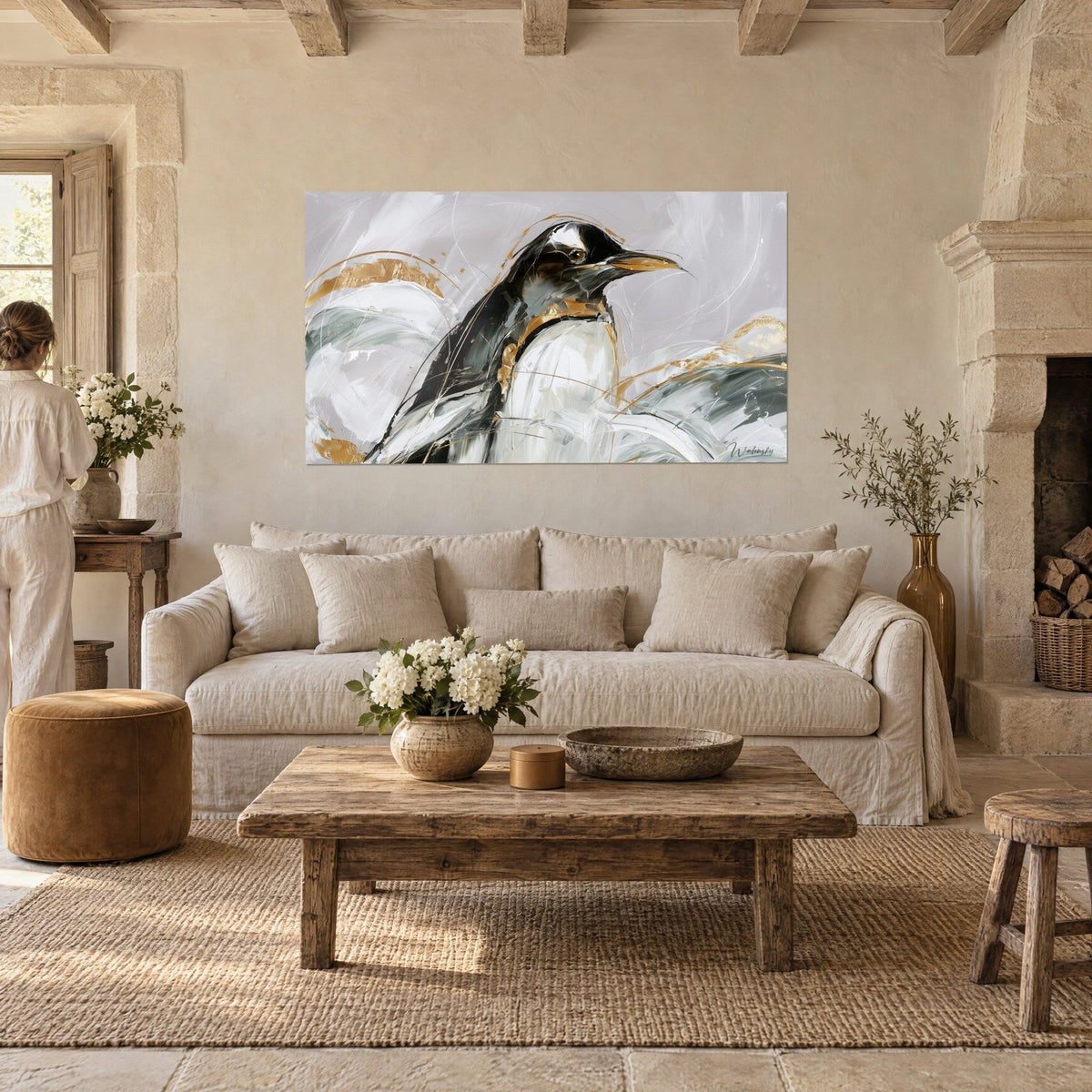 Cuadro pingüino en blanco y negro con toques dorados, pico ámbar, olas de pintura grises, sobre un sofá en un salón luminoso