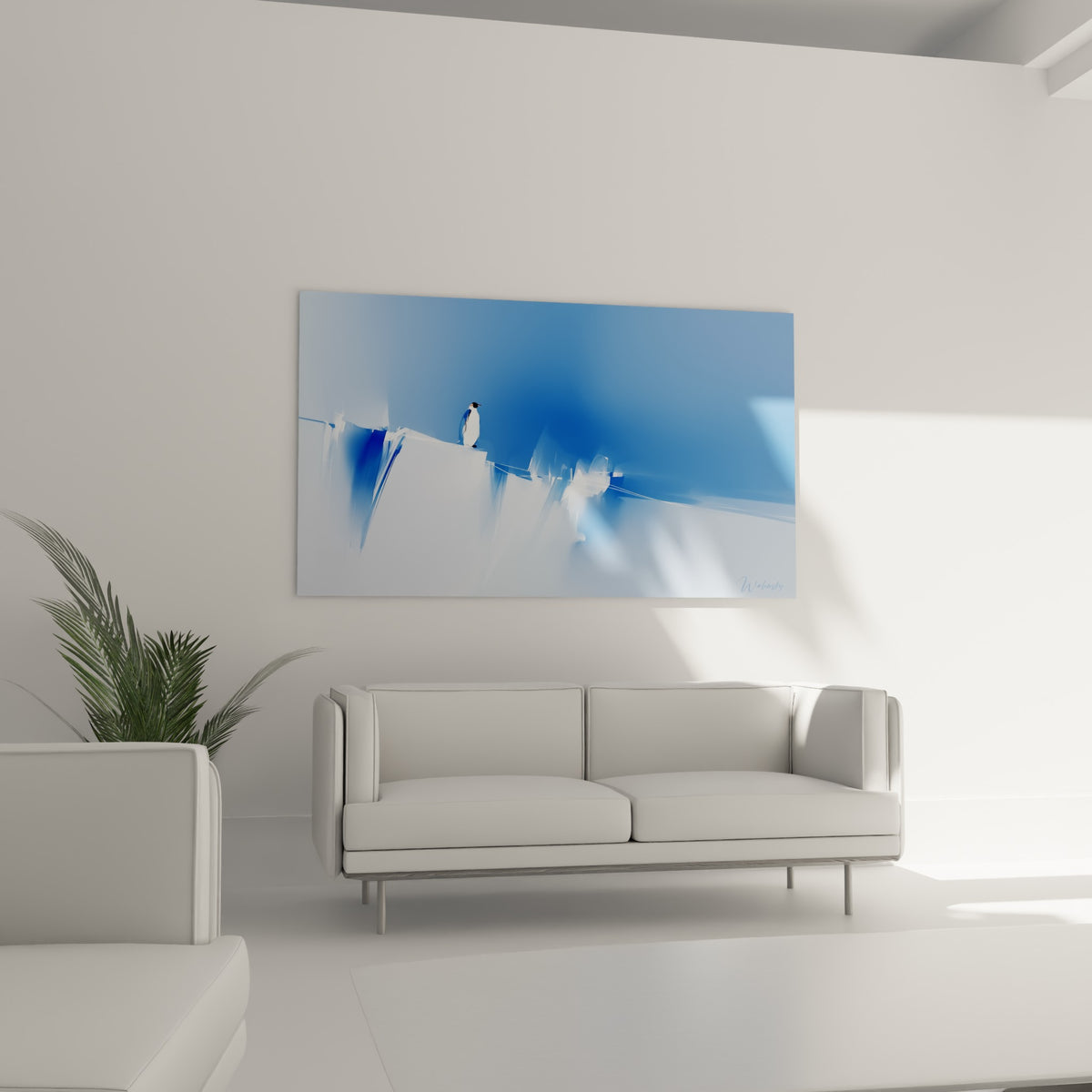 Petit pingouin isolé face à un décor bleu profond et blanc, au-dessus d'un canapé dans un salon lumineux
