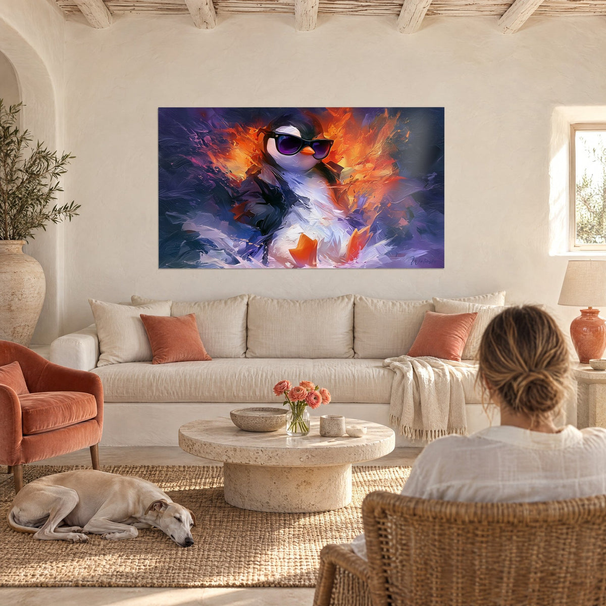 Tableau pingouin rock star en lunettes violettes, flammes orange et bleu nuit, au-dessus d'un canapé dans un salon lumineux